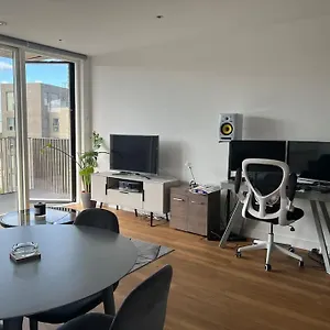 Modern 1-bedroom In Docklands Apartment London